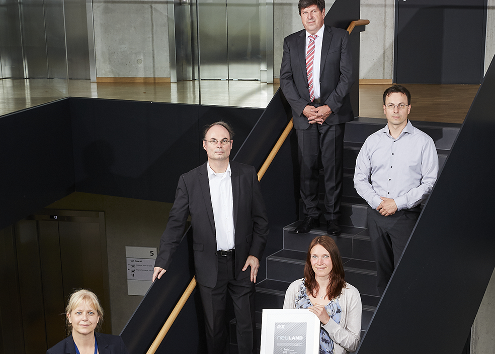 Die Gewinner der Kategorie „Ideenpreis“ zusammen mit Prof. Dr. Thomas Hirth (3.v.l.). (Bild: Magali Hauser / KIT)