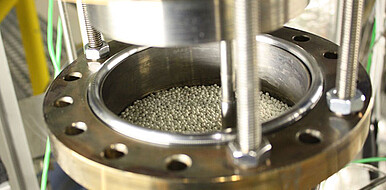 View inside the heat storage when open: the cylinder contains ceramic beads made of zirconium silicate, which absorb the heat from the liquid metal flowing past. Lead bismuth is used as the heat transfer medium in the demonstrator. (Photo: KALLA, KIT)