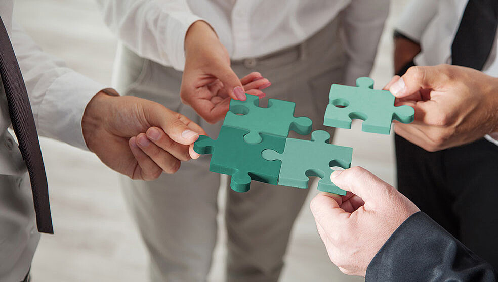 Wissen teilen, Transfer fördern. Das ist die Mission des Netzwerks KIT Industry Experts. In der Industrie tätige Alumni bringen ihre Erfahrungen, Kompetenzen und Know-how ein und engagieren sich als ehrenamtliche Unterstützer für Innovationen des KIT. (Bild: Anel Alijagic / Shutterstock, bearbeitet von KIT)