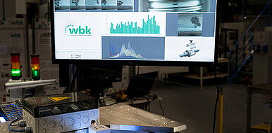 Das am KIT entwickelte System zur intelligenten Zustandsüberwachung in der Produktion unter Verwendung von künstlicher Intelligenz. (Bild: Markus Breig / KIT)