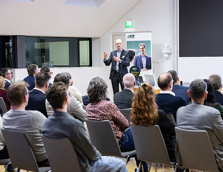 Dr. Heiko Koziolek berichtet aus der Integration von KI-Systemen in das Schreiben von Steuerungslogiken bei ABB. (Foto: KIT)