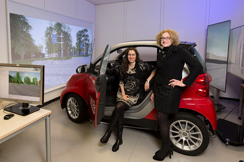 Polina Häfner and Prof. Jivka Ovtcharova (from left to right) present the prototype of the virtual driving instructor DriveSim. (Image: Patrick Langer / KIT)