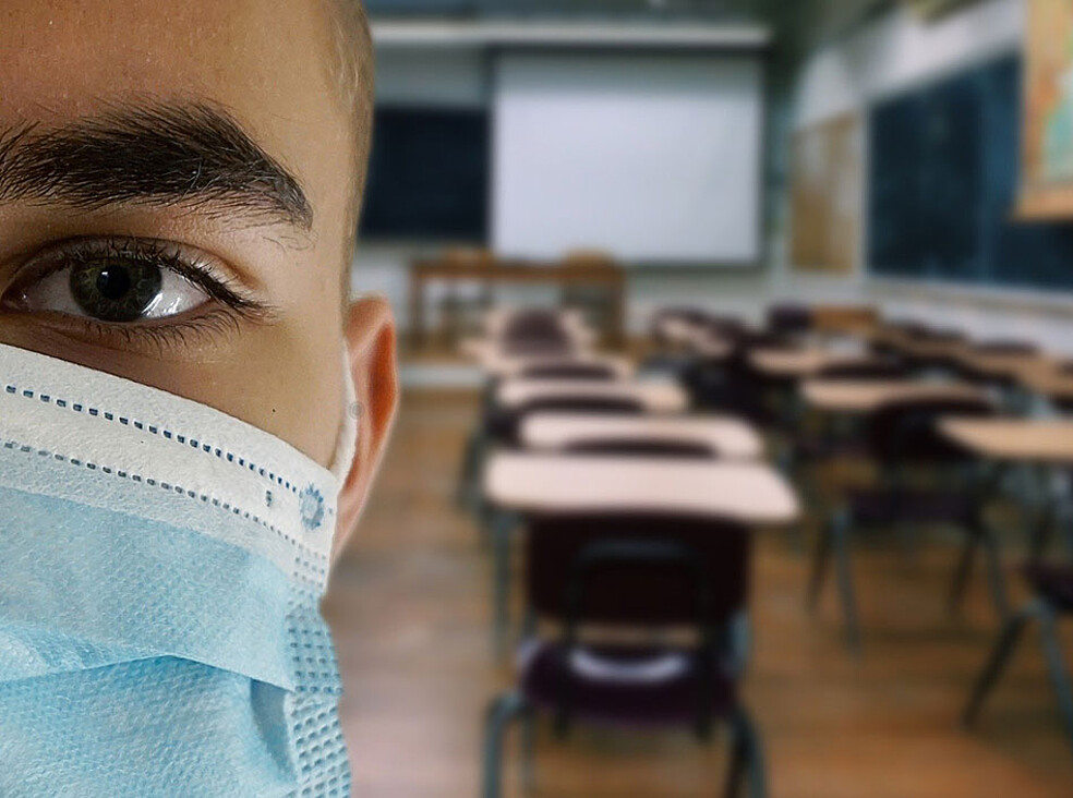 Schüler trägt im Klassenzimmer einen Mund-Nasen-Schutz. Mit Aerobuster könnte das Ansteckungsrisiko in Klassenzimmern deutlich reduziert werden. Die kontinuierliche Desinfektion der Umgebungsluft reduziert das Infektionsrisiko und trägt somit wesentlich zu einer Unterbrechung möglicher Infektionsketten bei. (Bild: Alexandra_Koch / pixabay.com)