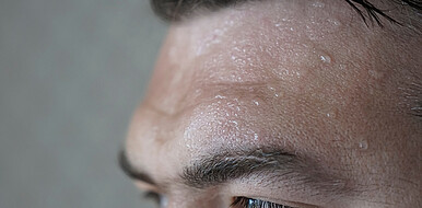 Dermcidin-derived cell-penetrating peptides: These naturally occurring peptides, found in human sweat or on the skin, can efficiently penetrate cell membranes without causing side effects. This makes them the ideal active ingredient system for cosmetic and therapeutic applications. (Image: maradon 333 / Shutterstock.com)