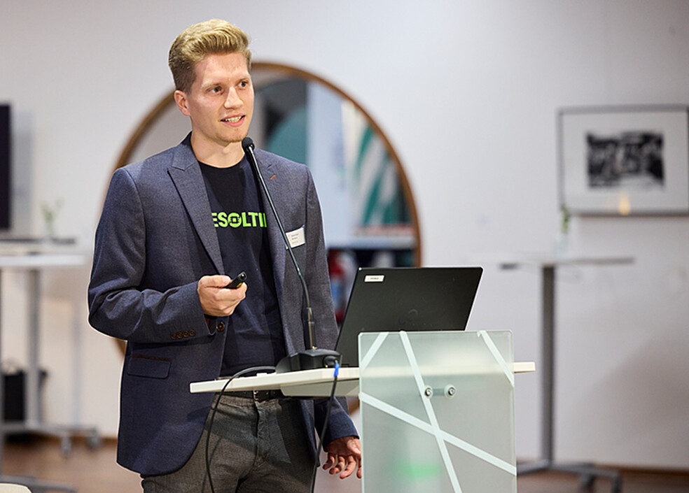 Maximilian Möbius from the founding team Desoltik spoke about the second use for obsolete semiconductors at the KIT Business Club fireside evening at TRIANGEL Open Space. (Photo: KIT)