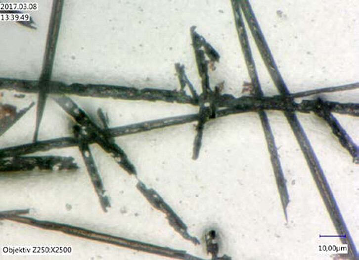 Light microscope image of a CF sample clearly attacked by thermal stress. The image shows the structural change and decomposition into smallest fragments of the fibers. (Image: KIT)