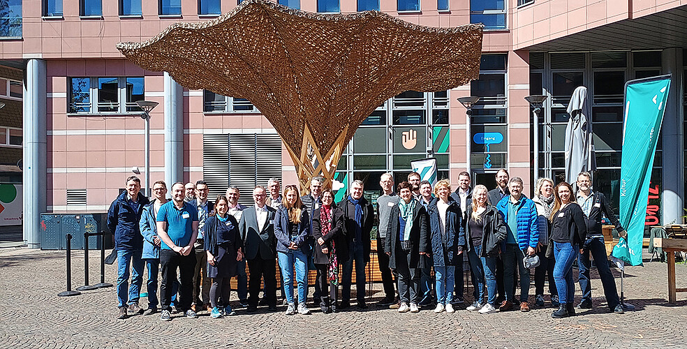 Gruppenfoto des Arbeitskreises Software des TransferAllianz e.V. beim Treffen am 7. und 8. April 2025 am Karlsruher Institut für Technologie (KIT). Die Gäste wurden am TRIANGEL empfangen, wo auch das Foto entstanden ist, und tauschten sich offen und konstruktiv zu Softwareleitlinien aus. (Bild:KIT)