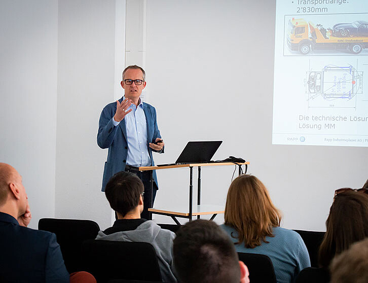 Die Mitglieder der KIT Industry Experts bringen sich und ihr Know-how immer wieder gerne am KIT ein, wie beispielsweise KIT Industry Expert Klaus Brossok, der am Karlsruhe Service Research Institute (KSRI) als Referent mitgewirkt hat. (Bild: Fabian Brossok)