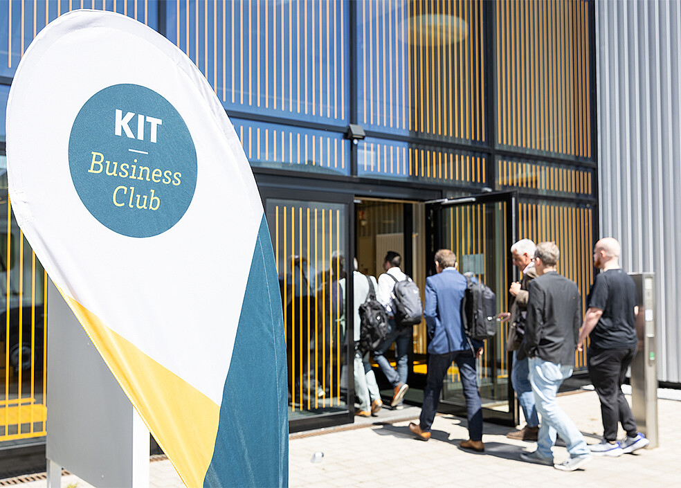 Start zum Thementags „Interaktiv, selbstlernend, autonom“ in der Karlsruher Forschungsfabrik am KIT Campus Ost. (Foto: KIT)