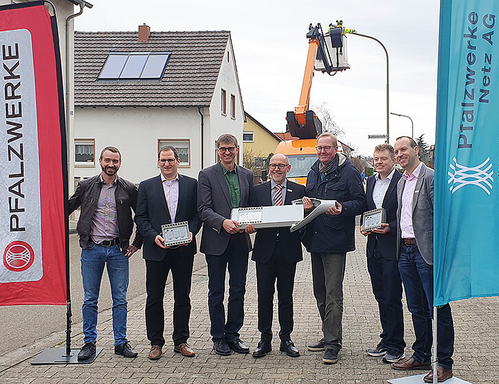 Official start of the field test: Dr. Philipp Scherer (formerly KIT), Dr. Stefan Lang (Pfalzwerke AG), Klaus Müller (GRATZ Luminance), Uwe Wolf (Pfalzwerke Netz AG), Werner Baumann (Mayor of Maxdorf), Dr. Michael Heidinger (KIT), Bernhard Riehle (Pfalzwerke Netz AG). (Picture: Ronja Ehringer / KIT)