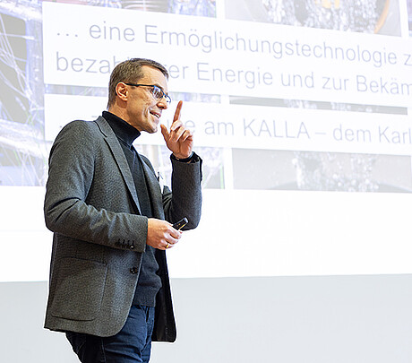 Prof. Dr.-Ing. Thomas Wetzel from the Institute of Thermal Process Engineering (TVT) explained the potential of liquid metals for the decarbonization of high-temperature processes. (Image: KIT)