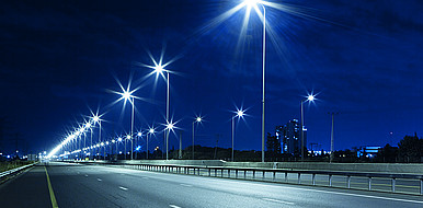Die am KIT entwickelte Schaltung für LED-Leuchten senkt die Stromkosten für Straßenbeleuchtungen um 30 bis 40 Prozent.