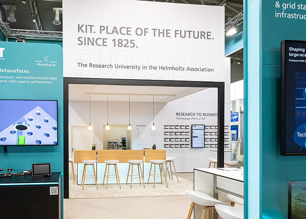 Erstmals richtet die Hannover Messe eine eigene Halle für Forschung & Technologietransfer ein. Unter dem Motto „KIT. PLACE OF THE FUTURE.“ zeigt sich das KIT als starker Partner für Innovation mit Kaffeebar, Sitzbereich und angrenzenden Displays zu Technologien und Forschungsinhalten. (Bild: KIT)