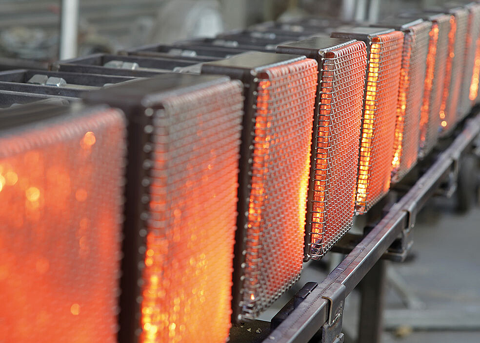 Beispielanwendung: Mehrere Porenstrahlungsbrenner werden beim Stahlbandtrocknen zu einem Brennerfeld zusammengesetzt. Die Brenner erreichen eine Wärmeleistung bis 1000 kW/m² bei einer Temperatur von 1.400 Grad Celsius. Einen neuartigen Dual-Fuel-Porenstrahlungsbrenner für den Betrieb mit reinem Wasserstoff haben das KIT und die GoGaS Goch GmbH & Co. KG gemeinsam entwickelt, um in der Zukunft, klimaschädliches Erdgas abzulösen. (Bild: GoGaS Goch GmbH & Co. KG)