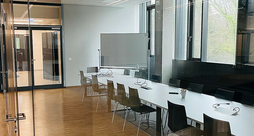 Neben Besprechungsräumen stehen Gründerteams im Hightech-Inkubator Büro- und Laborräume zur Verfügung. Im ZEISS Innovation Hub @KIT ist ein innovatives Umfeld inklusive. (Bild: KIT)