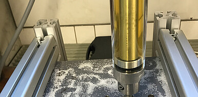 With the aid of a demonstrator and the use of sugar, the form of the vibration is visualised. The significantly reduced intensity of the vibrations can be recognised when the damper is employed.