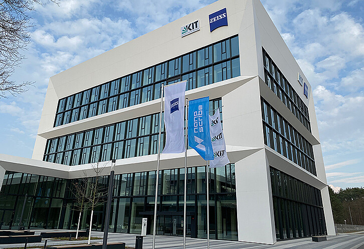 Der ZEISS Innovation Hub @ KIT auf dem Campus Nord des KIT hat seinen Betrieb im Januar 2020 aufgenommen. Mit dem Hightech-Inkubatur finden auch angehende Gründer einen Platz im Hub. (Bild: ZEISS Innovation Hub @KIT)