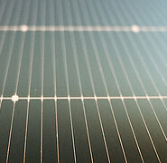 Die Oberfläche einer Solarzelle gemäß dem Stand der Technik. Sichtbar sind darauf vertikale Fingerlinien und etwas breitere horizontale Busbars mit viereckigen Lötpads. (Bild: Institut für Mechanische Verfahrenstechnik und Mechanik / KIT)