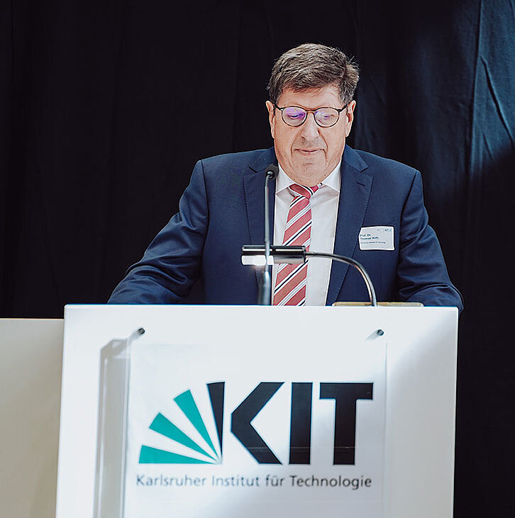 Prof. Dr. Thomas Hirth, Vizepräsident für Transfer und Internationales des KIT, begrüßt die Projektpartner und weitere Gäste beim Abschlussevent von KTUR. (Bild: KIT)