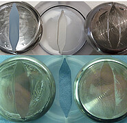 Oben: Lackabscheidung (hellgraue Fläche) auf der freien Elektrodenoberfläche, Anode (+), nach Elektroimpulsbehandlung mit unipolaren Impulsen mit einer Dauer von 1 µs. Unten: Elektroimpulsbehandlung mit bipolaren Impulsen einer nominalen Dauer von 1,5 + 1,5 µs, im ladungsneutralen Betrieb, ohne Lackabscheidungen auf den Elektroden der Behandlungszelle. (Bild: Dr. W. Frey / KIT)