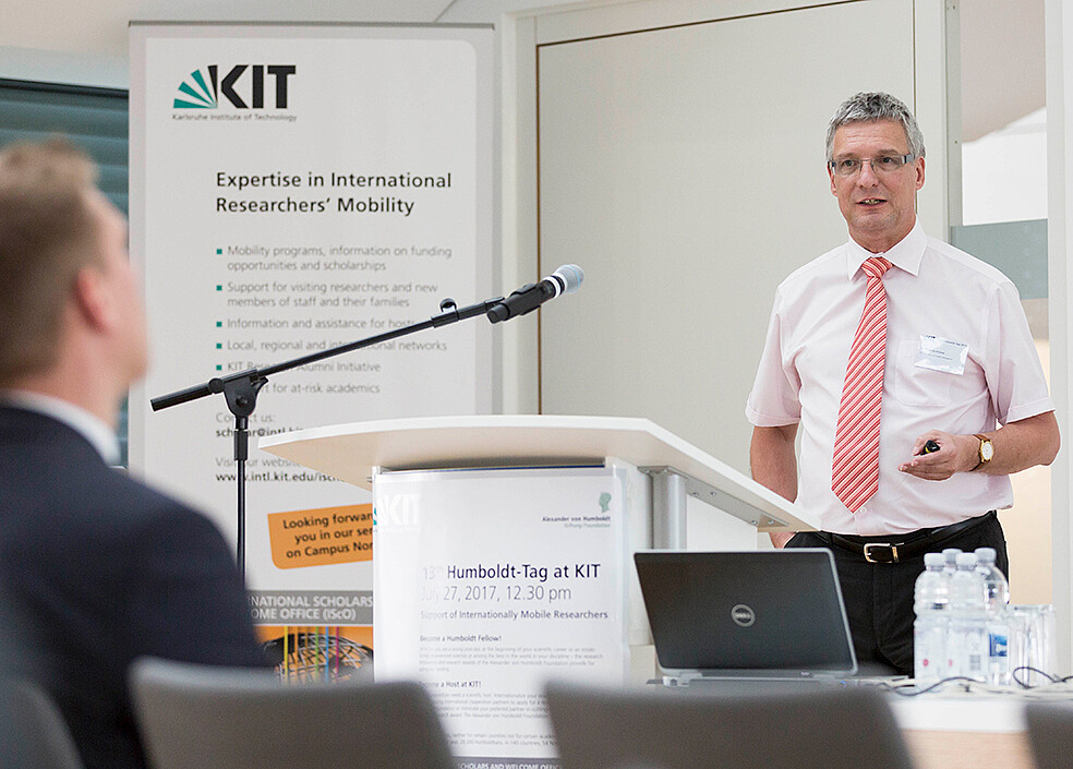 Dr. Thomas Kröner informiert die wissenschaftlichen Beschäftigten beim Humboldt Tag am KIT über die Unterstützungsangebote zur Vergabe von Nutzungsrechten und Lizenzen. (Bild: Patrick Langer / KIT)