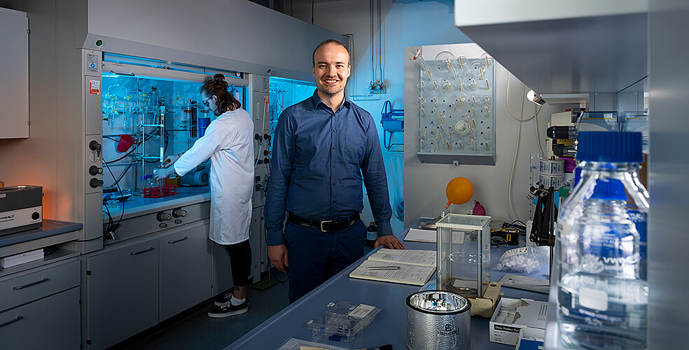 Der Nachweis von Neurotransmittern mithilfe von fluoreszenten zeolith-basierten Rezeptoren ist Schwerpunkt der Forschungsarbeit von Dr. Frank Biedermann. (Bild: Markus Breig / KIT)