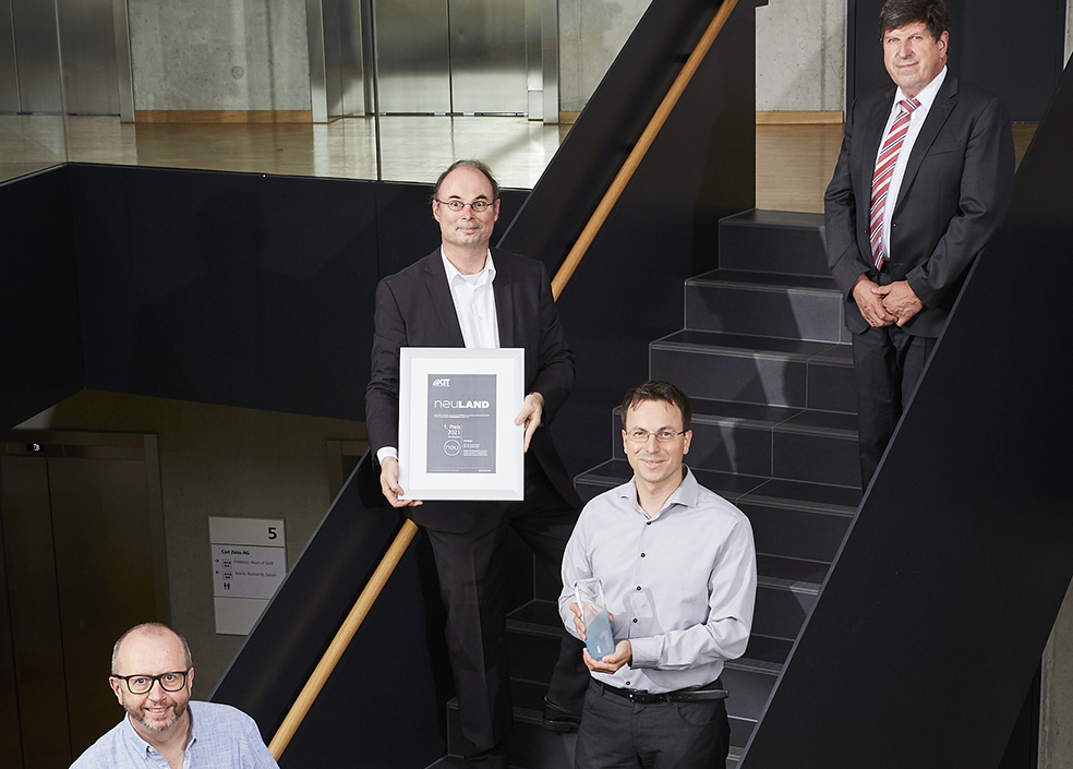 Prof. Dr. Thomas Hirth (1.v.r.) posiert mit den Gewinnern der Kategorie „Transferpreis“. (Bild: Magali Hauser / KIT)