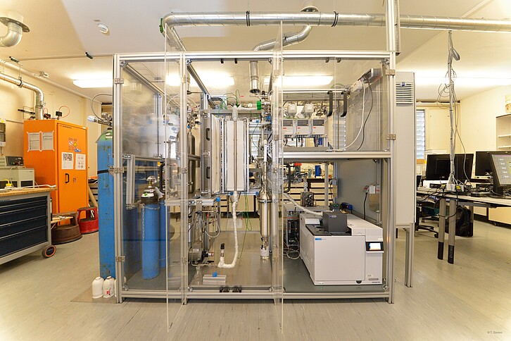 Laboranlage zur Herstellung alternativer Dieselkraftstoffe mit einem neuen Verfahren. (Bild: KIT)