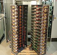 Die Abbildung zeigt beide Hälften des 30 kV-Halbleiter-Impulsgenerators während der Montage. (Bild: IHM / KIT)