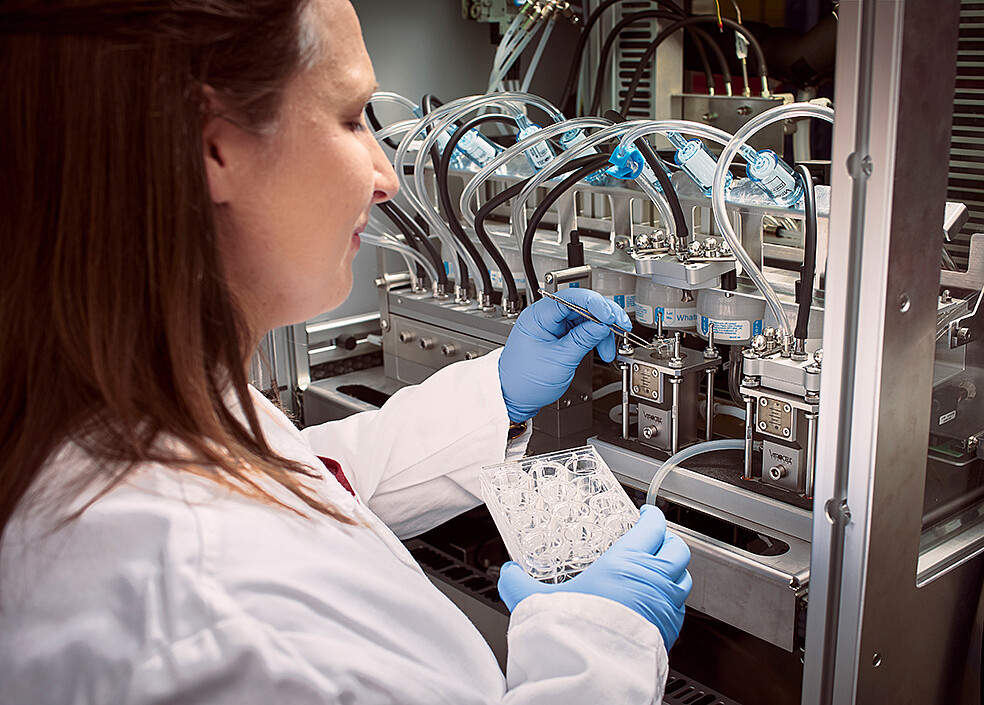 KIT exposure method: The fully automated "in vitro" method can be used to determine the relationships between particle diameter, material properties, number concentration, and biological effect. In the project, the method is used to determine the toxicity of carbon fragments in cells of the human lung. (Image: KIT)