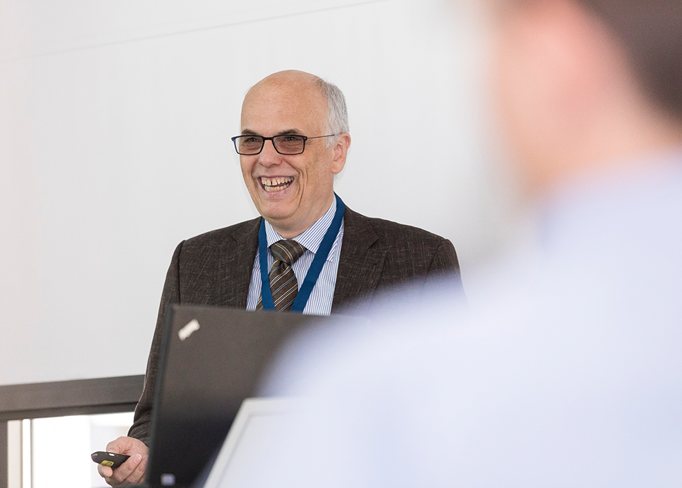 Dr. Andreas Weddigen erklärt wissenschaftlichen Beschäftigten des KIT erste Schritten im Umgang mit Erfindungen unter anderem in Seminaren oder beim Innovationstag NEULAND. (Bild: Robert Fuge / KIT)