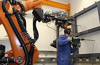 Robot with hand-arm model tests power tools