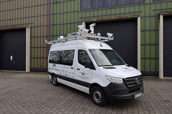 Der mobile Leitstand dient als Sensorträger, mobiler Access-Point sowie lokaler Serverknoten zur Vor-Ort-Datenverarbeitung und kann flexibel auf Anforderungen des Testfelds reagieren. (Bild: KIT)