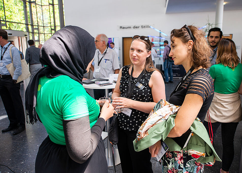 Rückblick 2019: Aude Pélisson-Schecker (Mitte) nutzte technologieorientierte Veranstaltungen zum Netzwerken mit wissenschaftlichen Beschäftigen und Unternehmensvertretern, wie hier beim Innovationstag NEULAND am KIT. (Bild: Robert Fuge / KIT)