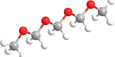 Molekülstruktur einer fünfgliedrigen OME-Kette. Sauerstoffatome sind rot, Kohlenstoffatome grau und Wasserstoffatome weiß dargestellt. 