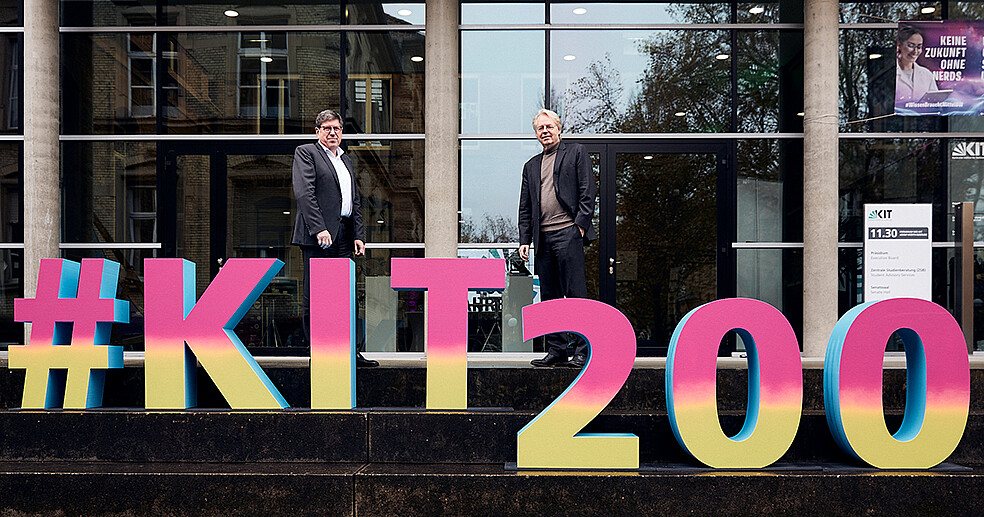 Prof. Jan S. Hesthaven (rechts), Präsident des KIT, und Prof. Thomas Hirth (links), Vizepräsident für Transfer und Internationales, stellten gemeinsam die Höhepunkte des Jubiläumsjahres 2025 vor. (Bild: KIT)