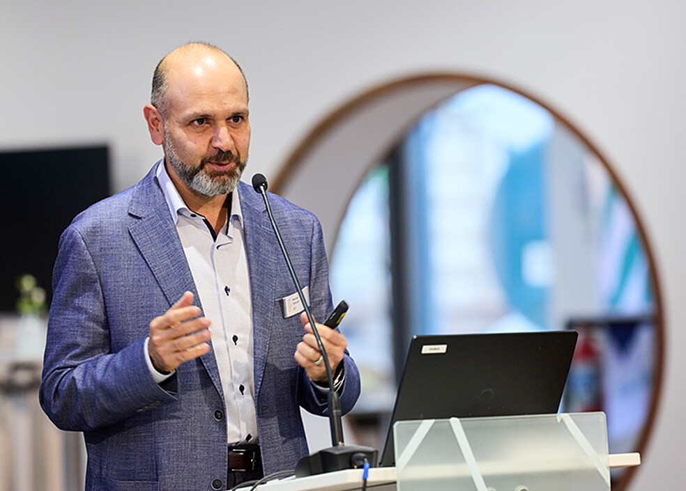 Prof. Mehdi Tahoori in the TRIANGEL Open Space at the KIT Business Club fireside evening during his presentation “Current Developments in Chip/Semiconductor Technologies” (Photo: KIT)