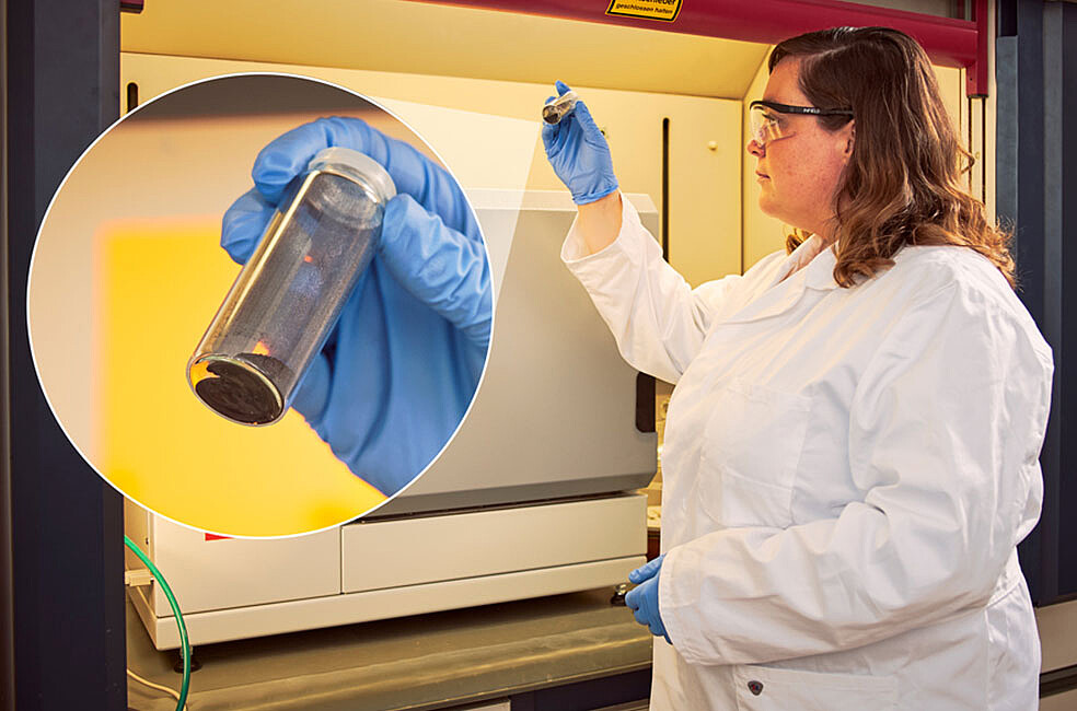 During the processing and recycling of carbon components, fiber fragments of the carbon fibers they contain can be released. The toxicity of these aerosols is being investigated by the collaborative partners in the Carbon Fibre Cycle project. (Image: KIT, edited by Karola Janz)