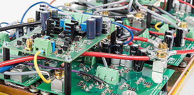 At the institute ETI the new circuit concept was applied in a power amplifier with very high slew rate and high input resistance. (Image: Rüdiger Schwendemann / KIT)