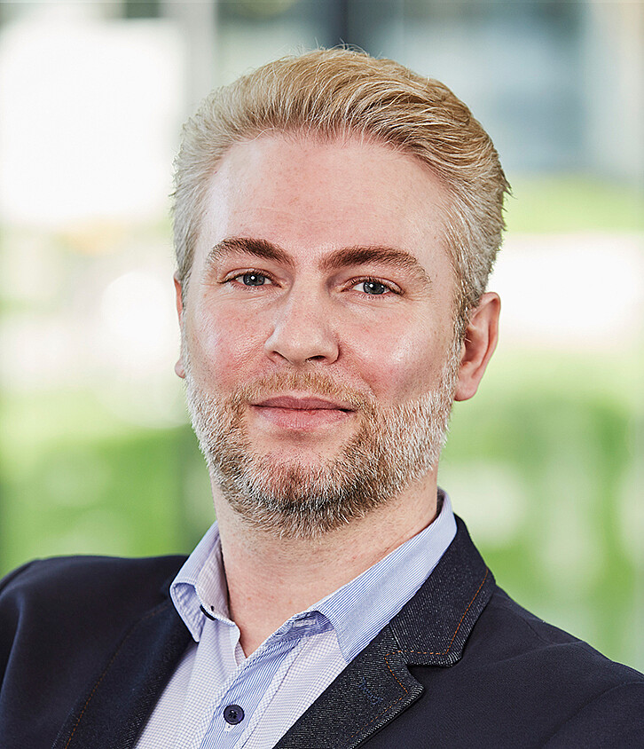 Waldemar Korb ist Organisatiostalent und gute Seele zugleich im Hightech-Inkubator des KIT. Er kümmert sich als Inkubatormanager um die Belange der Gründerteams in den Räumlichkeiten im ZEISS-Gebäude. (Bild: KIT)