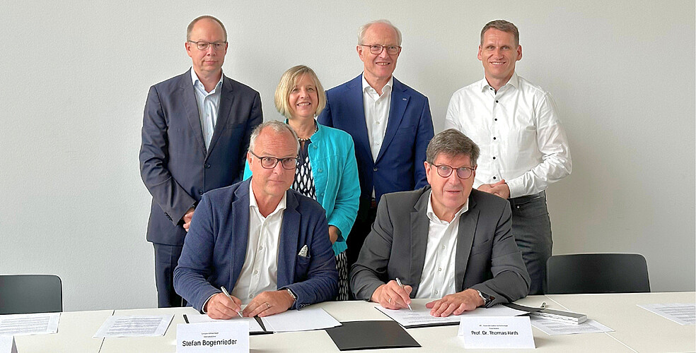 Official signing of the cooperation agreement (from left to right): Prof. Dr.-Ing. Sören Hohmann, Stefan Bogenrieder, Claudia Gläser, Dr. Kurt Schmalz, Prof. Dr. Thomas Hirth, Prof. Dr.-Ing. Mike Barth (Image: Campus Schwarzwald)