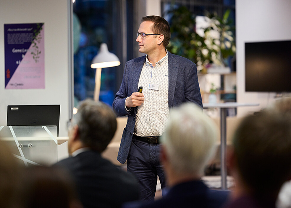 Dr. Axel Kaschner reported on “News from semiconductor development at Bosch” at the KIT Business Club fireside evening at TRIANGEL Open Space. (Photo: KIT)