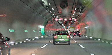 Aktuell wird an Fern-Lidar-Systemen gearbeitet, die eine hohe Reichweite erzielen, um auch beim Überholen auf der Autobahn rechtzeitig Hindernisse zu erkennen. (Bild: ThomasWolter / pixabay.com)