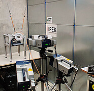 A brake disc is examined for vibrations and noise generation using a vibrometer.