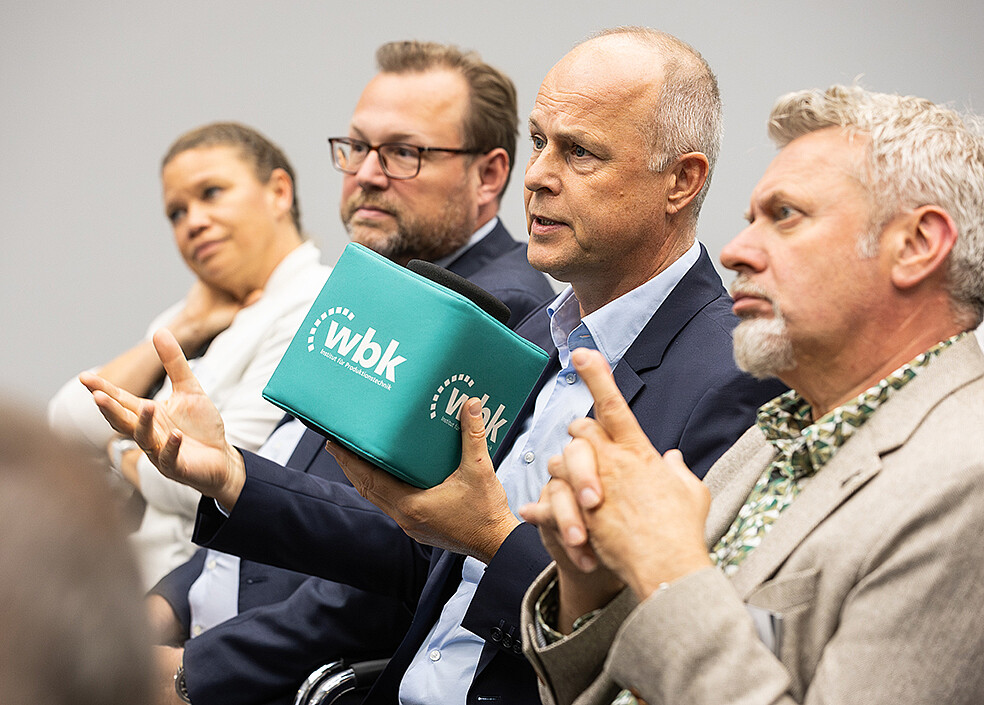 During the open question and answer session, guests from industry posed their questions to the speakers at the KIT Business Club's fireside evening. (Photo: KIT)