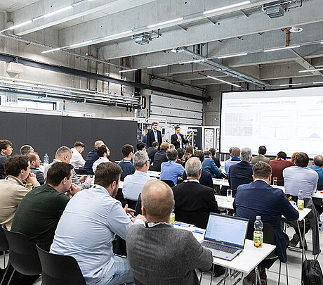 RESEARCH TO BUSINESS live stieß auf großes Interesse. Das Plenum bei den Impulsvorträgen war bis aus dem letzten Platz gefüllt. (Bild: Sandra Göttisheim / KIT)