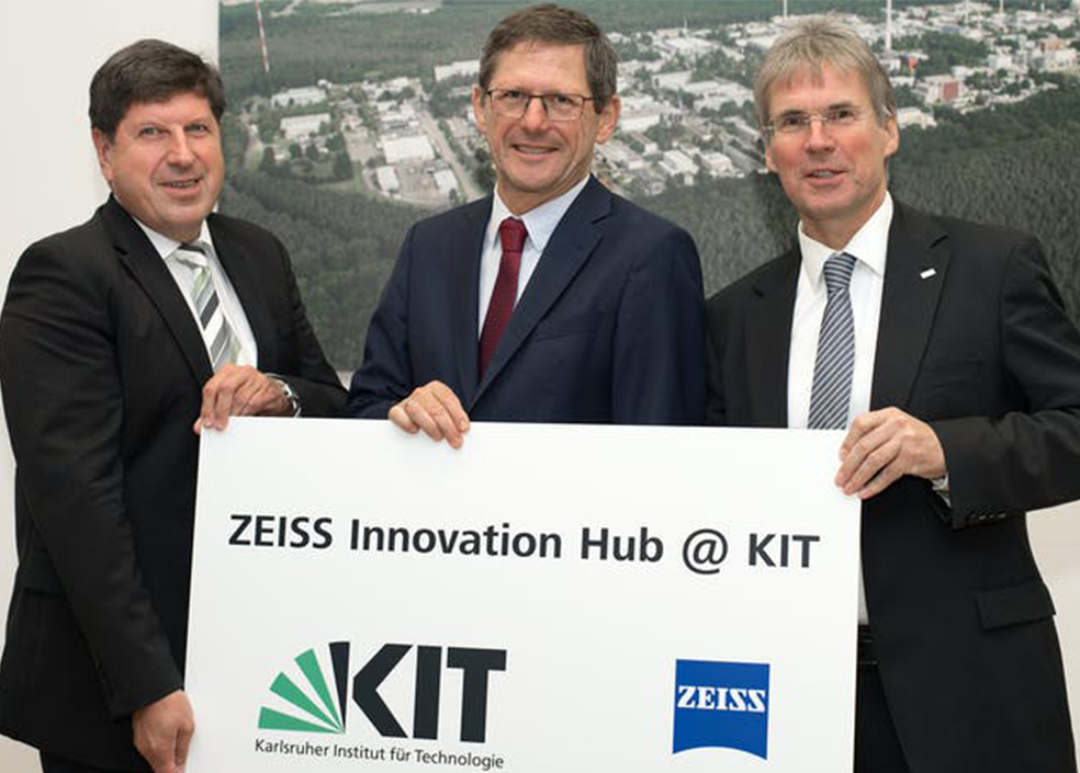 ZEISS ist einer der strategischen Unternehmenspartner des KIT und hat am Campus Nord der Forschungseinrichtung ein gemeinsam genutztes Innovationsgebäude errichtet. V.l.n.r.: Prof. Thomas Hirth, Prof. Michael Kaschke von Zeiss und Prof. Holger Hanselka, Präsident des KIT. (Bild: KIT)