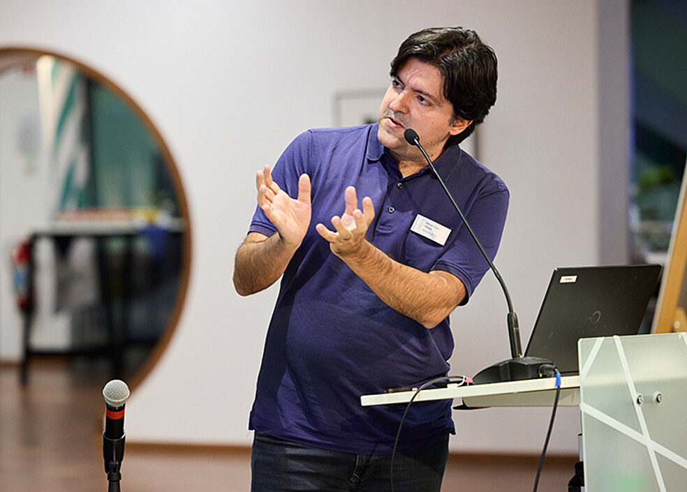 Prof. Ahmet Ulusoy in the TRIANGEL Open Space at the KIT Business Club fireside evening during his lecture “From research and teaching to innovation: milli-IC a chip design spin-off”. (Photo: KIT)