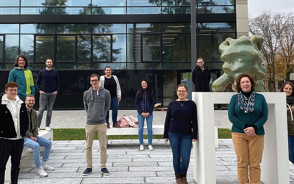 Prof. Dr. Orian-Rousseau zusammen mit ihrer Arbeitsgruppe. Von links nach rechts: Lisa Geiges, Sven Treffert, Leonel Munoz-Sagredo, Dominique Hoch, Steffen Sonnentag, Romina Walter, Lisa-Marie Mehner,  Yvonne Heneka, Thomas Lousteau, Veronique Orian-Rousseau, Karolin Streule. (Bild: Prof. Orian-Rousseau)