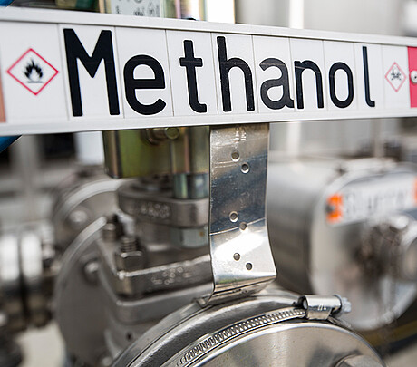 Aus klimaschädlichem Kohlenstoffdioxid wird Methanol (Bild: KIT)